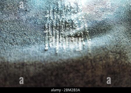 Selektive Fokus blau-grüne Jeans Denim mit stilisierten Patch Winkel Ansicht Nahaufnahme des Stoffes. Textilmaterial Baumwollmuster für lässigen Style. Für Hintergrund oder Hintergrundbild mit Kopierplatz für Text. Stockfoto