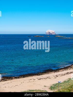 North Berwick, East Lothian, Schottland, Großbritannien. Mai 2020. An dem wärmsten sonnigsten Tag des Jahres ist die sonst beliebte Küstenstadt fast menschenleer. Der Oststrand in Milsey Bay ist während der Sperrung der Coronavirus-Pandemie Covid-19 ungewöhnlich ruhig Stockfoto