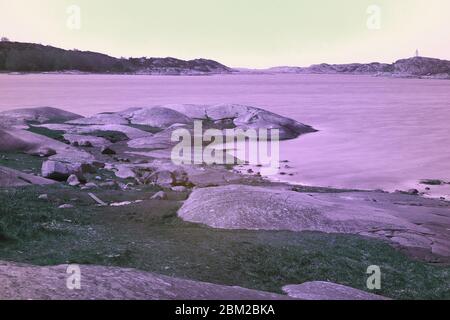 Strand in Ultraviolett auf Stora Amund Insel Stockfoto