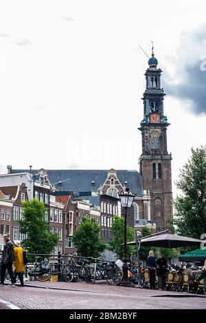 Amsterdam, Niederlande - 8. September 2018: Blick auf den Glockenturm der Westerkerk-Kirche mit Menschen in der Nähe im Zentrum von Amst Stockfoto