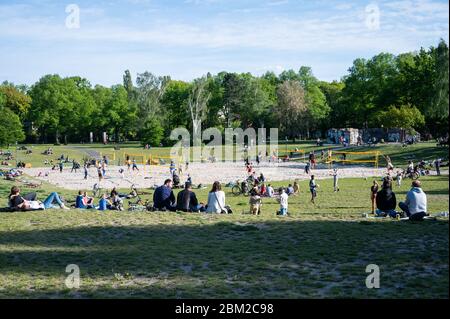 Berlin, Deutschland. Mai 2020. Freizeitsportler spielen auf den Beachvolleyballplätzen im Volkspark Friedrichshain. In Deutschland ist die Ausbildung im populär- und Freizeitsport unter bestimmten Bedingungen wieder erlaubt. Um die Ausbreitung des Coronavirus zu verlangsamen, hatte die Bundesregierung das öffentliche Leben erheblich eingeschränkt. Kredit: Christophe Gateau/dpa/Alamy Live News Stockfoto