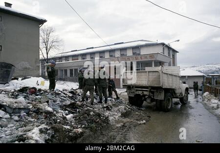 23. Februar 1994 während der Belagerung von Sarajevo: Gerade angekommen, räumen Soldaten der russischen Luftwaffe (VDV) einen Müllhaufen vor ihren Kasernen in Grbavica, einem bosnisch-serbischen Gebiet von Sarajevo. Stockfoto