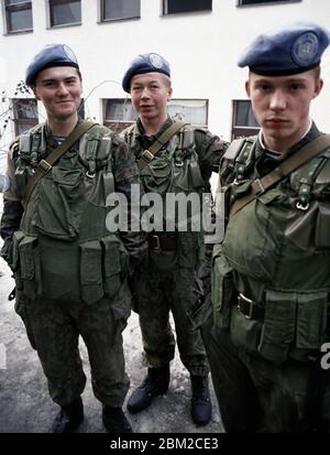 23. Februar 1994 während der Belagerung von Sarajevo: Soldaten der russischen Luftwaffe (VDV) sind gerade in ihrer Kaserne in Grbavica, einem bosnisch-serbischen Gebiet von Sarajevo, angekommen. Stockfoto