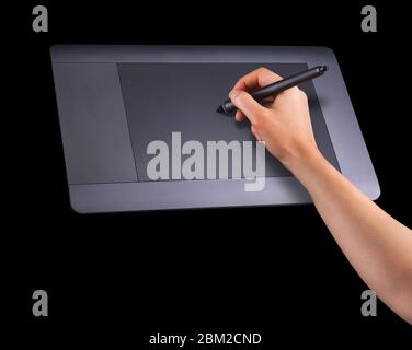 Hand hält digitalen Grafikstift und Zeichnung Grafik-Tablet isoliert auf schwarz Stockfoto