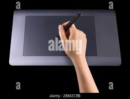 Hand hält digitalen Grafikstift und Zeichnung Grafik-Tablet isoliert auf schwarz Stockfoto