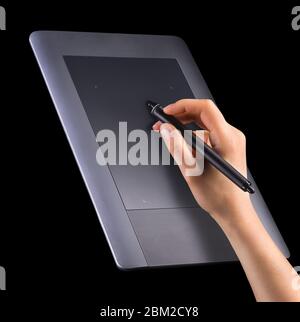 Hand hält digitalen Grafikstift und Zeichnung Grafik-Tablet isoliert auf schwarz Stockfoto