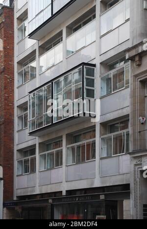 Moderne Glasarchitektur mit goldenem Querschnitt 45 & 46 Albemarle Street, London, W1S 4HQ von Erno Goldfinger Refurbishment Squire & Partners Stockfoto