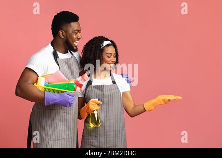Bestes Reinigungsmittel. Einige Reiniger zeigen unsichtbare Gegenstände auf offener Handfläche Stockfoto