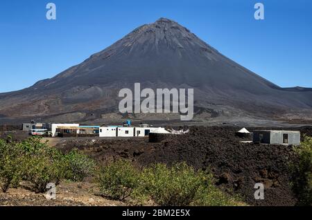 Pension Marisa, Chã das Caldeiras, Insel Fogo, Insel Feuer, Kap Verde, Kap Verde, Afrika. Wiederaufbau auf erstarrter Lava im Jahr 2017 nach dem Pi Stockfoto