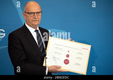 Potsdam, Deutschland. Mai 2020. Ministerpräsident Dietmar Woidke (SPD) zeigt auf einer Pressekonferenz zu den Ergebnissen der Bund-Länder-Konferenz und der damit verbundenen Lockerung der Restriktionen für das Land Brandenburg eine Grafik, die die Ausgangssituation für bundesweite Restriktionen im Monat März zeigt. Quelle: Soeren stache/dpa-Zentralbild/ZB/dpa/Alamy Live News Stockfoto