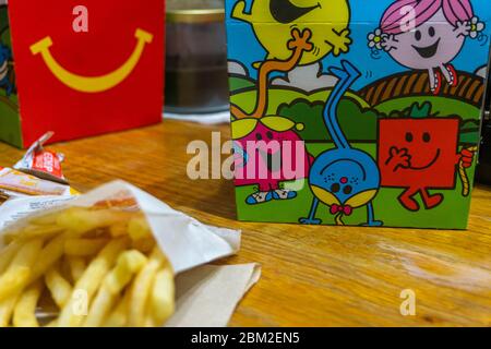 Feb 2020, Toronto, Kanada - McDonald's Happy Meal Box Set. McDonald's ist das größte Fast-Food-Restaurant der Welt. Illustratives Editorial. Stockfoto