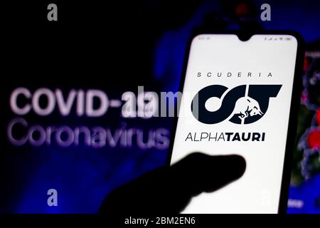 Brasilien. Mai 2020. In dieser Abbildung ist das auf einem Smartphone gezeigte Honda Logo der Scuderia AlphaTauri mit einem Computermodell des COVID-19 Coronavirus im Hintergrund zu sehen. Kredit: Rafael Henrique/SOPA Images/ZUMA Wire/Alamy Live News Stockfoto