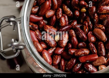 Rohes Getreide oder Bohnen in Gläsern aus nächster Nähe. Vegane und vegetarische Speisen. Stockfoto