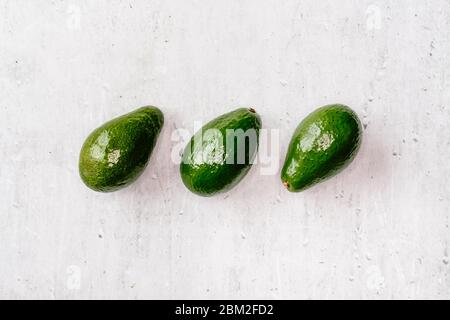 Drei grüne Avocado. Stockfoto