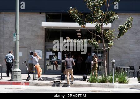 Los Angeles, CA/USA - 29. April 2020: Einkäufer in Gesichtsmasken warten auf Whole Foods während der COVID-19 Quarantäne Stockfoto