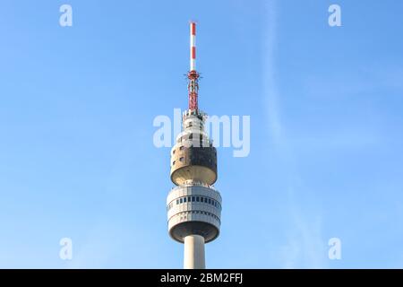 Florianturm im Westfalenpark in Dortmund, Nordrhein-Westfalen, Deutschland mit blauem Himmel im Hintergrund. Telekommunikationsturm und Wahrzeichen der Stadt. Stockfoto