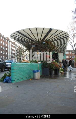 Blumenstand & öffentliche Toiletten Toiletten Westboune Grove, London W2 5SH von CZWG Piers Gough Stockfoto