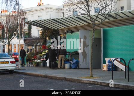 Blumenstand & öffentliche Toiletten Toiletten Westboune Grove, London W2 5SH von CZWG Piers Gough Stockfoto