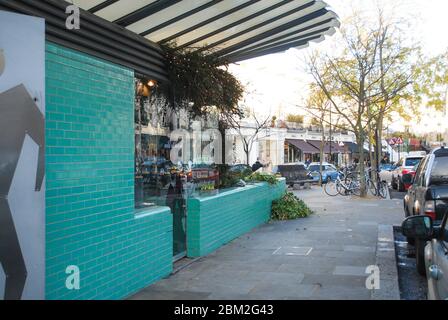 Blumenstand & öffentliche Toiletten Toiletten Westboune Grove, London W2 5SH von CZWG Piers Gough Stockfoto