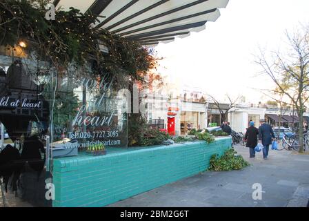 Blumenstand & öffentliche Toiletten Toiletten Westboune Grove, London W2 5SH von CZWG Piers Gough Stockfoto