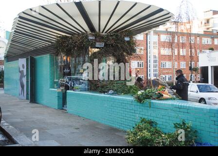 Blumenstand & öffentliche Toiletten Toiletten Westboune Grove, London W2 5SH von CZWG Piers Gough Stockfoto