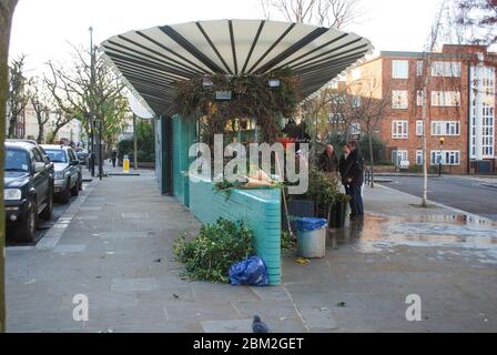 Blumenstand & öffentliche Toiletten Toiletten Westboune Grove, London W2 5SH von CZWG Piers Gough Stockfoto