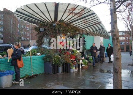 Blumenstand & öffentliche Toiletten Toiletten Westboune Grove, London W2 5SH von CZWG Piers Gough Stockfoto