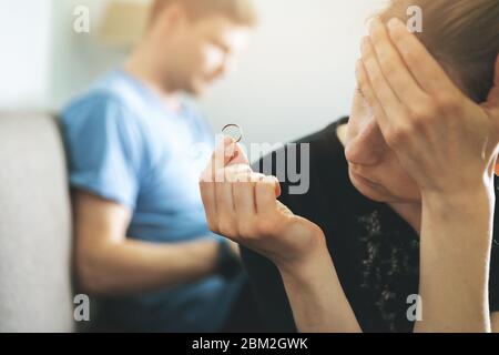 Ehe Probleme und Konflikt Konzept - unglückliche Frau, die Ehering und das Denken über Scheidung Stockfoto
