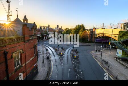 CASTLEFIELD, MANCHESTER, UK-OCTUBER 27, 2019:Deansgate ist eine Hauptstraße durch das Stadtzentrum von Manchester, England. Stockfoto