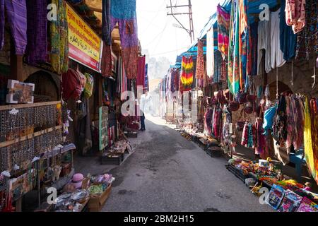 Bunte und traditionelle Objekte im Basar in Hasankeyf, Batman, Türkei. Stockfoto