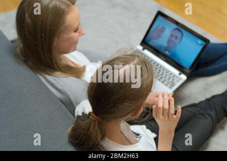 Frau und ihre Tochter kommunizieren mit Vater. Videoanruf. Stockfoto