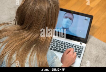 Frau kommuniziert mit Mann, der in Quarantäne ist. Stockfoto