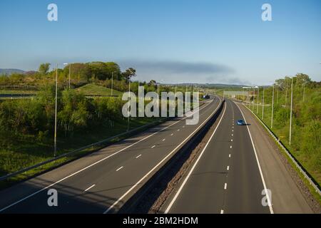 Stepps, Glasgow, Großbritannien. Mai 2020. Bild: Rauch bildet eine Decke Wolke, die sich über dem östlichen Teil von Glasgow bildet. Das Feuer ist in Richtung Grangemouth zu sehen, was bedeutet, dass es sich um ein großes Feuer handelt, da die Rauchwolke kilometerweit herum zu sehen ist. Quelle: Colin Fisher/Alamy Live News Stockfoto