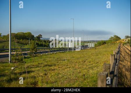 Stepps, Glasgow, Großbritannien. Mai 2020. Bild: Rauch bildet eine Decke Wolke, die sich über dem östlichen Teil von Glasgow bildet. Das Feuer ist in Richtung Grangemouth zu sehen, was bedeutet, dass es sich um ein großes Feuer handelt, da die Rauchwolke kilometerweit herum zu sehen ist. Quelle: Colin Fisher/Alamy Live News Stockfoto