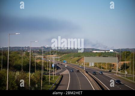 Stepps, Glasgow, Großbritannien. Mai 2020. Bild: Rauch bildet eine Decke Wolke, die sich über dem östlichen Teil von Glasgow bildet. Das Feuer ist in Richtung Grangemouth zu sehen, was bedeutet, dass es sich um ein großes Feuer handelt, da die Rauchwolke kilometerweit herum zu sehen ist. Quelle: Colin Fisher/Alamy Live News Stockfoto