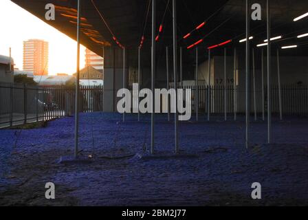 Digitale Beleuchtung Rot weißer Streifen LED-Lichter Lila Staub Boden-Kunst-Installation unter Westway, West London Stockfoto