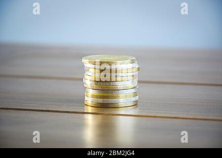 Stapeln Sie goldene und silberne Kryptowährungen zusammen auf den Tisch. Neue virtuelle Geldmünzen Stockfoto