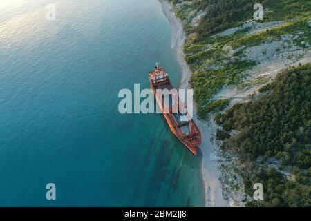 Schiffbruch. Trockenes Frachtschiff an der Küste. Stockfoto