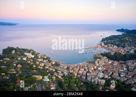 Panoramablick auf den Yachthafen in Santa Margherita Ligure bei purpurem Sonnenuntergang. Italienische Landschaft mit bunten traditionellen Häusern und Ligurisches Meer, in der Nähe Stockfoto