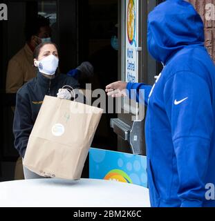 Newark, New Jersey, USA. Mai 2020. Die First Lady von New Jersey Tammy Murphy überreicht Mahlzeiten und Masken an einen Newark Bewohner des National Action Network Newark Tech World in Newark, New Jersey. Kredit: Brian Branch Price/ZUMA Wire/Alamy Live News Stockfoto