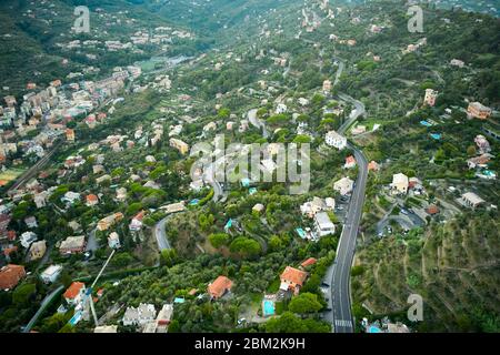 Luftaufnahme der kleinen Stadt Santa Margherita Ligure mit Bergen im Hintergrund bei Sonnenuntergang. Italienische Landschaft in der Nähe von Portofino, Italien. Stockfoto
