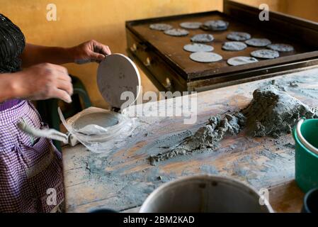 Frau, die blaue Mais-Tortillas mit Tortilla-Presse. Quetzaltenango (Xela), Guatemala. März 2019 Stockfoto