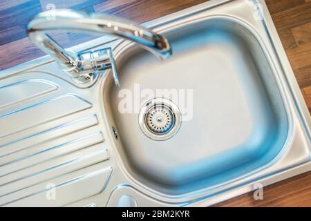 Küche Edelstahl Single Bowl Kleine Spüle Mit Silbernem Wasserhahn In Holz Arbeitsplatte. Stockfoto