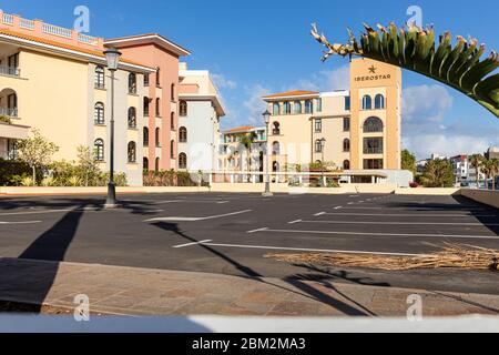 Leerer Parkplatz vor dem geschlossenen Hotel Iberostar Anthelia während des Notstands von Covid 19 auf Teneriffa, Kanarische Inseln, Spanien Stockfoto