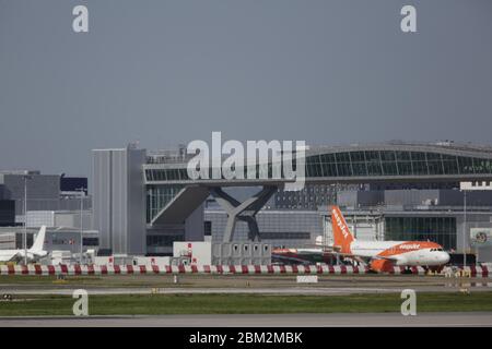 Gatwick, Großbritannien. Mai 2020. Virgin Atlantic hat angekündigt, mehr als 3000 Arbeitsplätze in Großbritannien zu kürzen. Und wahrscheinlich, um seinen Betrieb am Flughafen Gatwick zu beenden. Virgin beschuldigt die verheerenden Auswirkungen der Pandemie. Es ist ein weiterer schwerer Schlag für Gatwick, der zweitgrößte Flughafen in Großbritannien, kurz nachdem die British Airways sagte, es konnte nicht ausschließen, dass ihre Schließung dort als gut. Stockfoto