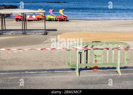 Barriere blockiert den Zugang zum Strand Playa Fanabe während des Notstands von Covid 19 auf Teneriffa, Kanarische Inseln, Spanien Stockfoto