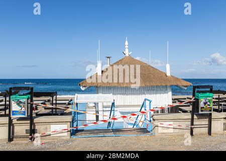 Abgeklebter Zugang zum Strand Playa Fanabe und geschlossene Strandbar während des Notstands von Covid 19 auf Teneriffa, Kanarische Inseln, Spanien Stockfoto