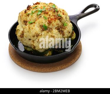 Ofen gerösteter ganzer Blumenkohl mit Gewürzen und Kräutern, veganes Gericht Stockfoto