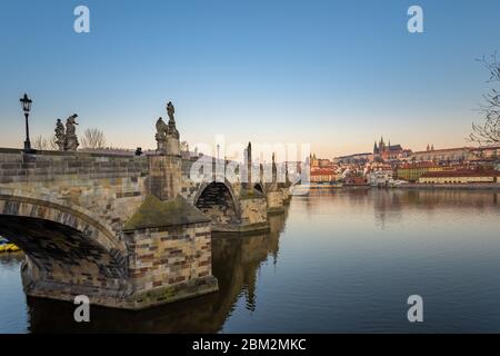 Karlsbrücke bei Sonnenaufgang, Altstädter Brückenturm, Prag UNESCO, Tschechische republik, Europa - Altstadt Stockfoto