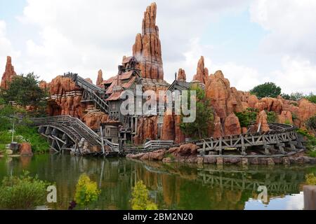 Blick auf die Red Rock Formation des Themenparks Wild West im Disneyland Paris in Frankreich. Dampflokomotive Achterbahn am Wasser an hellen Tag mit Clou Stockfoto